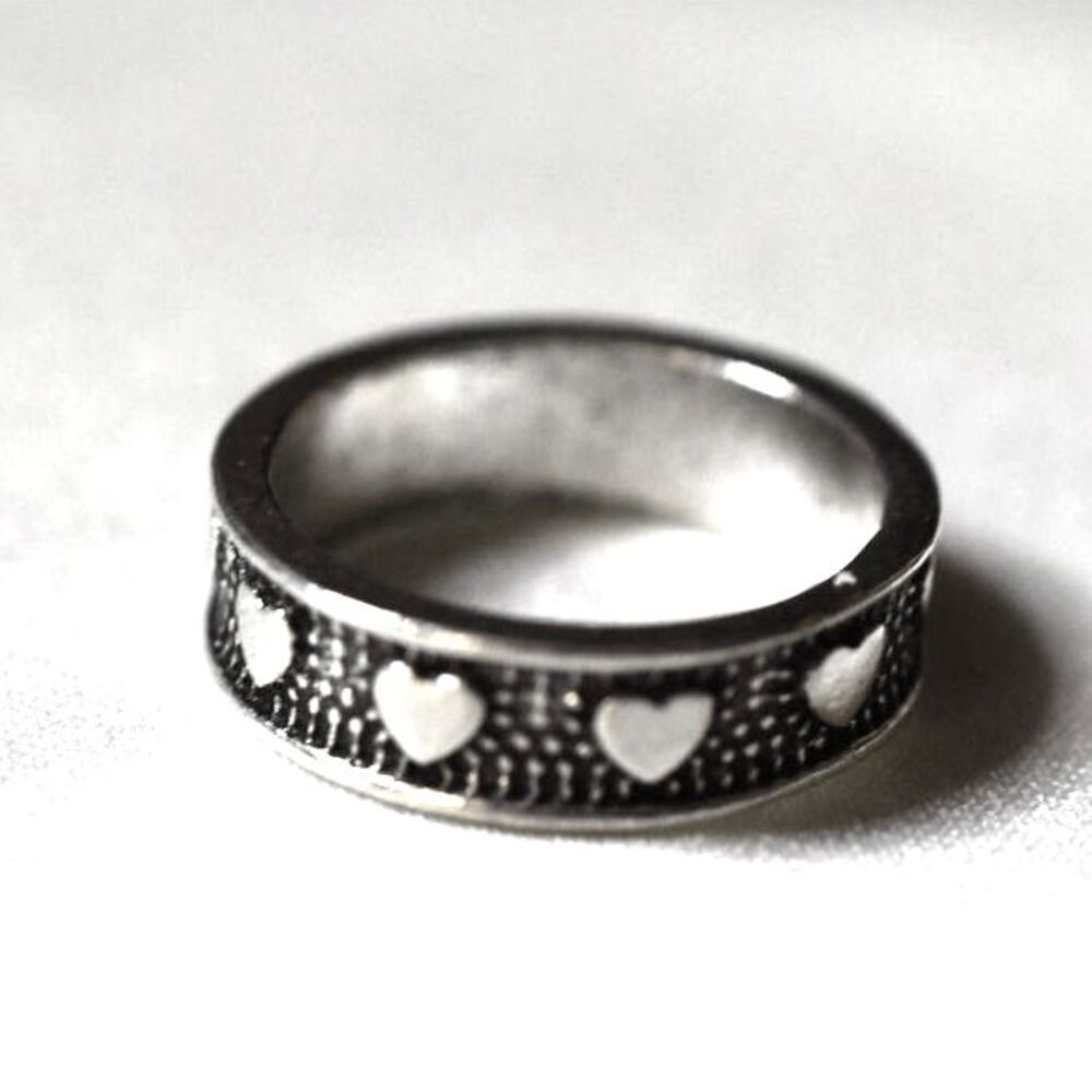 Old School Ring Of Hearts Silver Tone Metal Band Size 6 Casual Trendy Ring